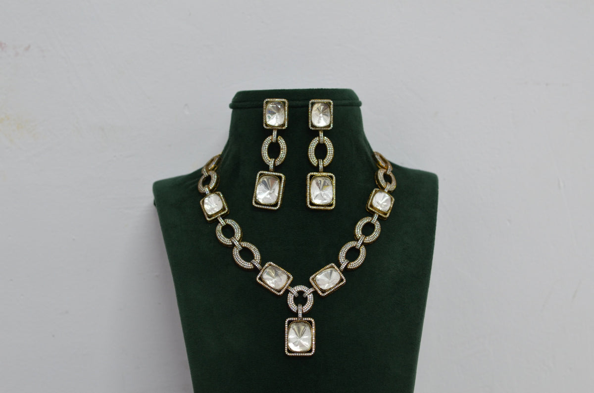 NECKLACE NK056 VICKTORIAN  WHITE Mozonite