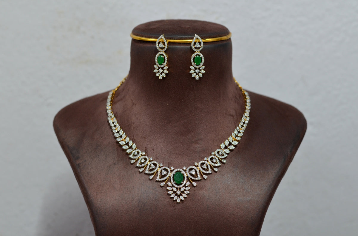 NECKLACE NECKLACE 410 DIAMOND  EMERALD