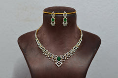 NECKLACE NECKLACE 410 DIAMOND  EMERALD
