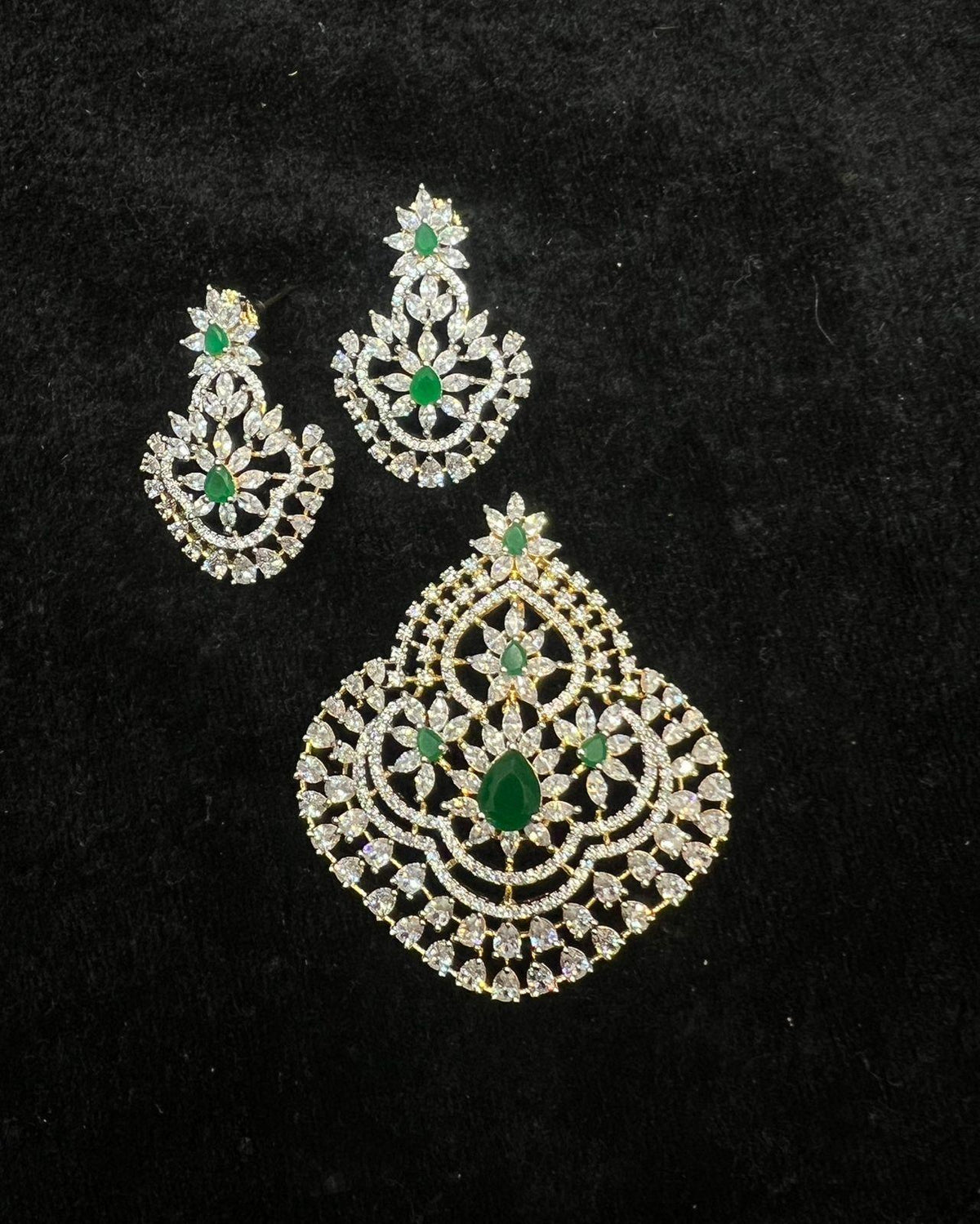 PENDANT SET CHAINS Pendant set 218 DIAMOND EMERALD