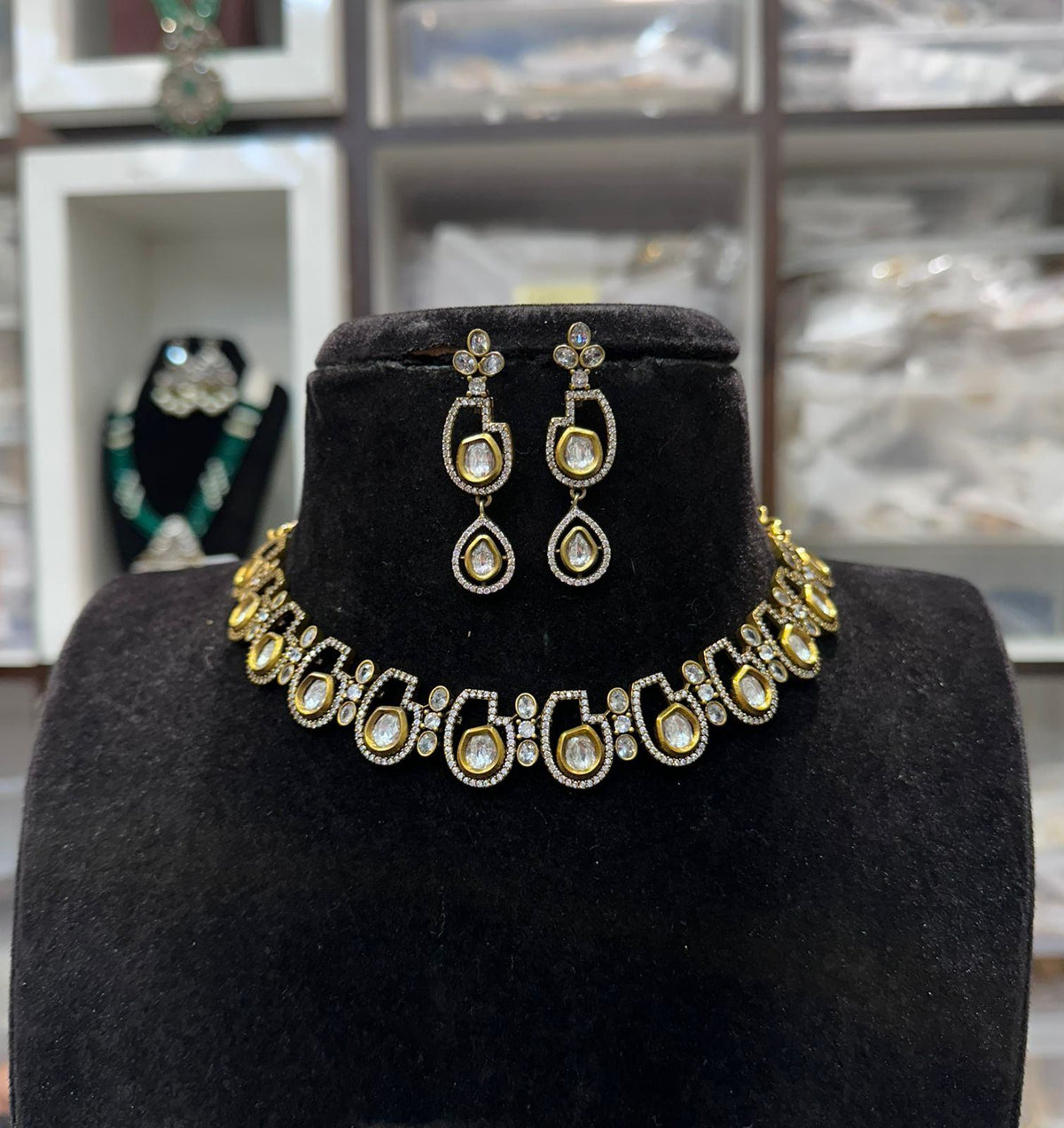 NECKLACE NK037 VICKTORIAN  WHITE