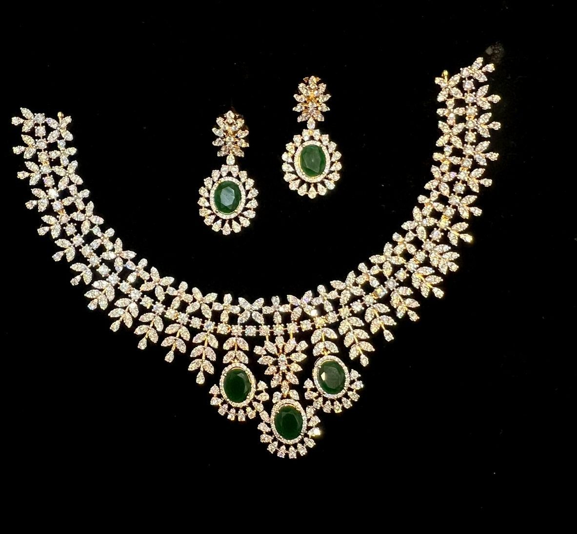 NECKLACE NECKLACE 452 DIAMOND  EMERALD