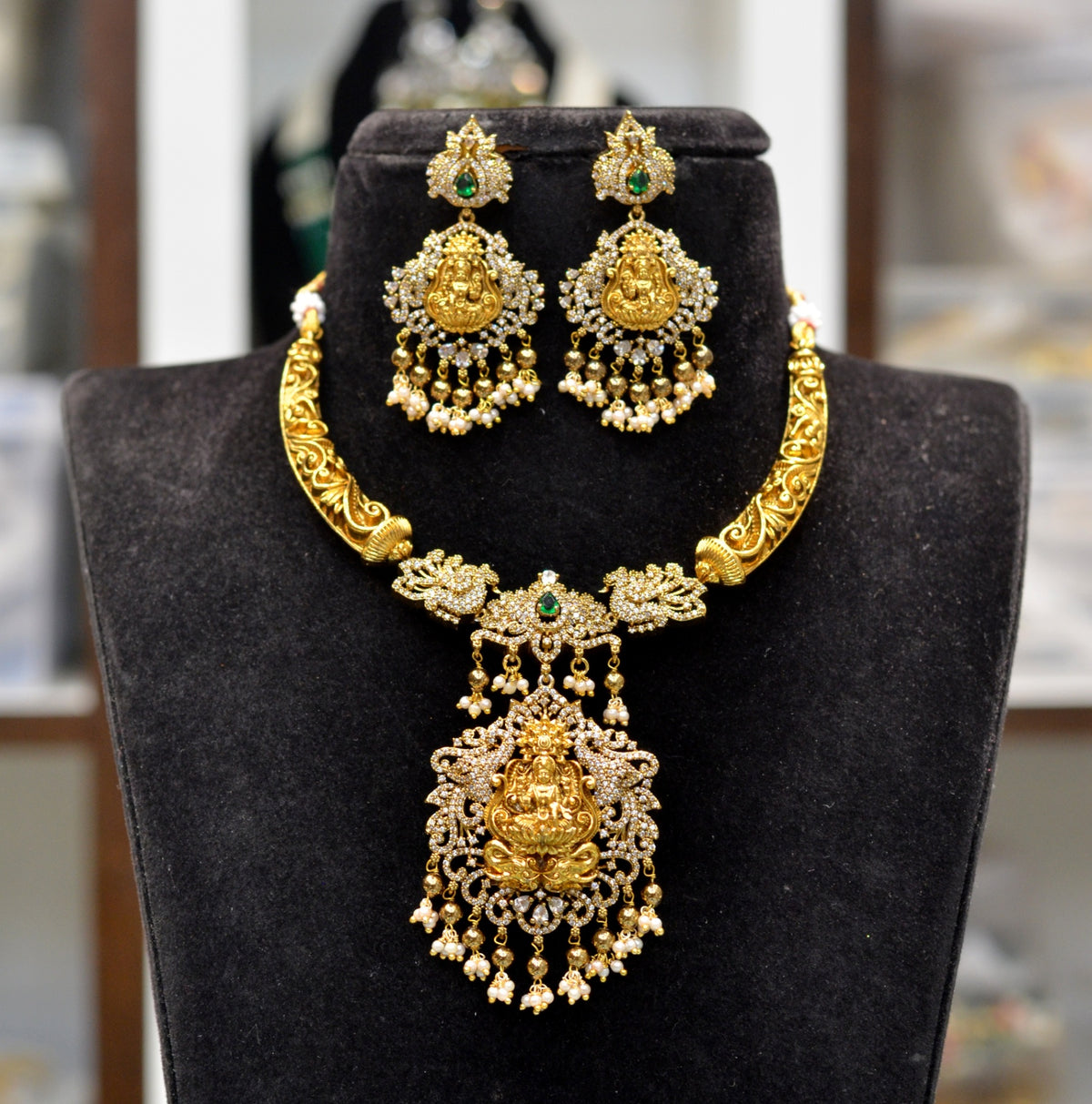 NECKLACE Nakshi hasli NAKSHI AD STONE GOLDEN