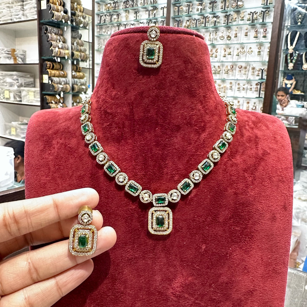 NECKLACE Nk331 VICKTORIAN  EMERALD
