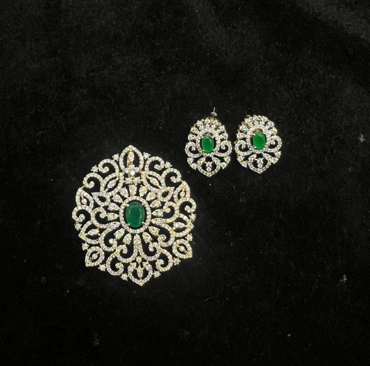 PENDANT SET CHAINS Pendant set 220 DIAMOND EMERALD