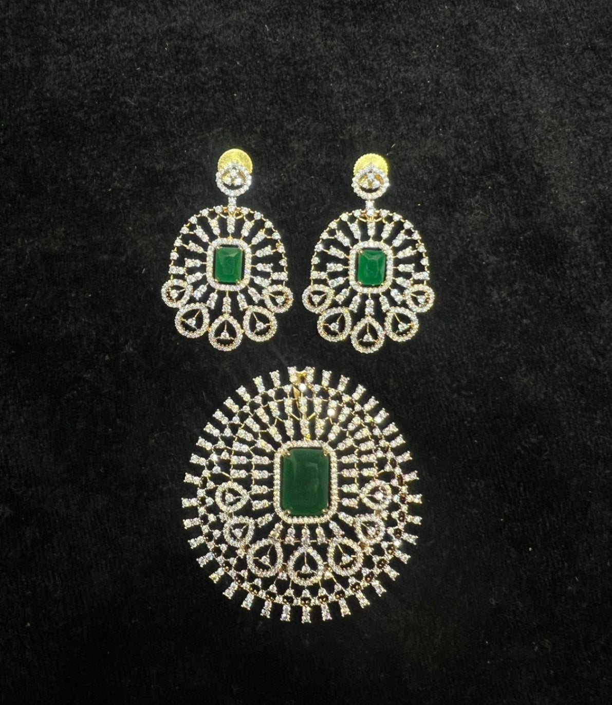 PENDANT SET CHAINS Pendant set 141 DIAMOND EMERALD