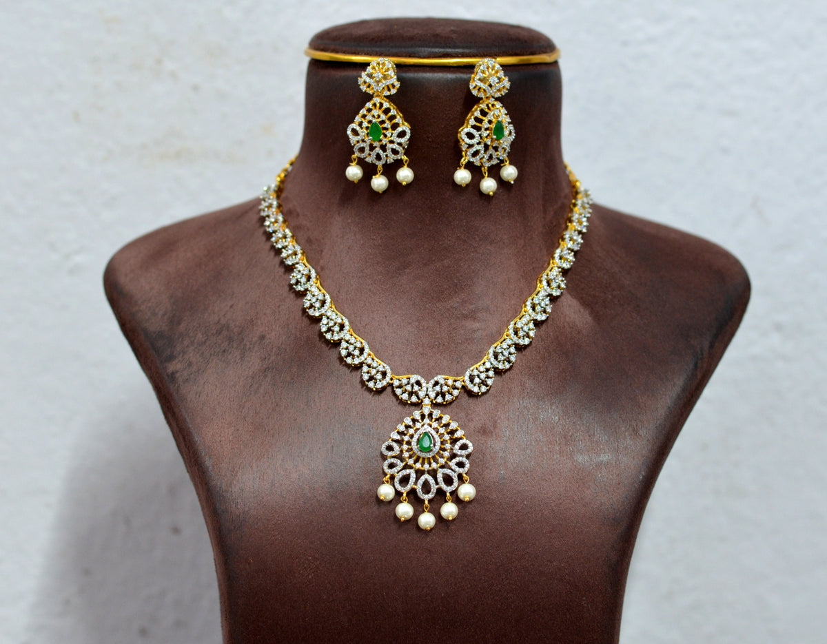 NECKLACE NECKLACE 407 DIAMOND  EMERALD