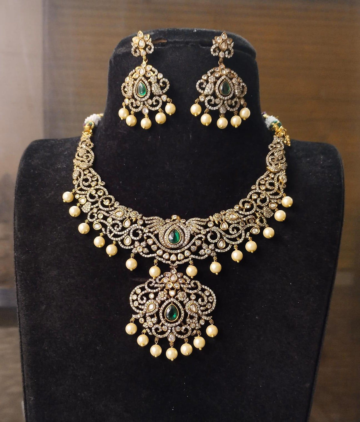 NECKLACE NK035 VICKTORIAN  EMERALD