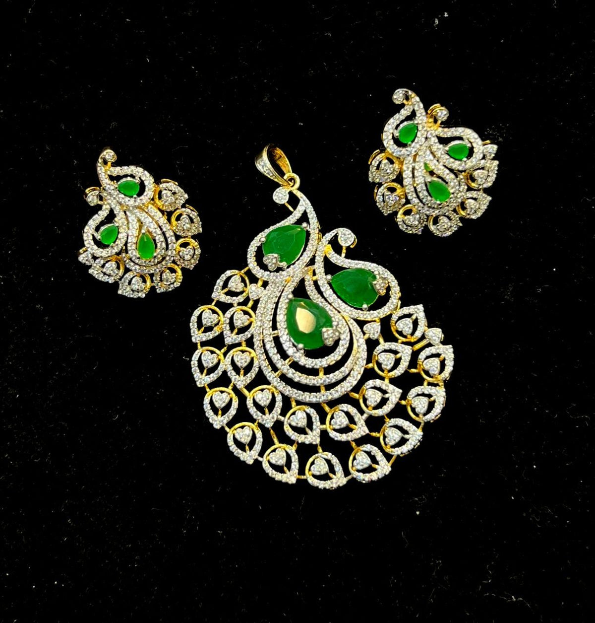 PENDANT SET / LOCKETS Pendant set 250 DIAMOND EMERALD