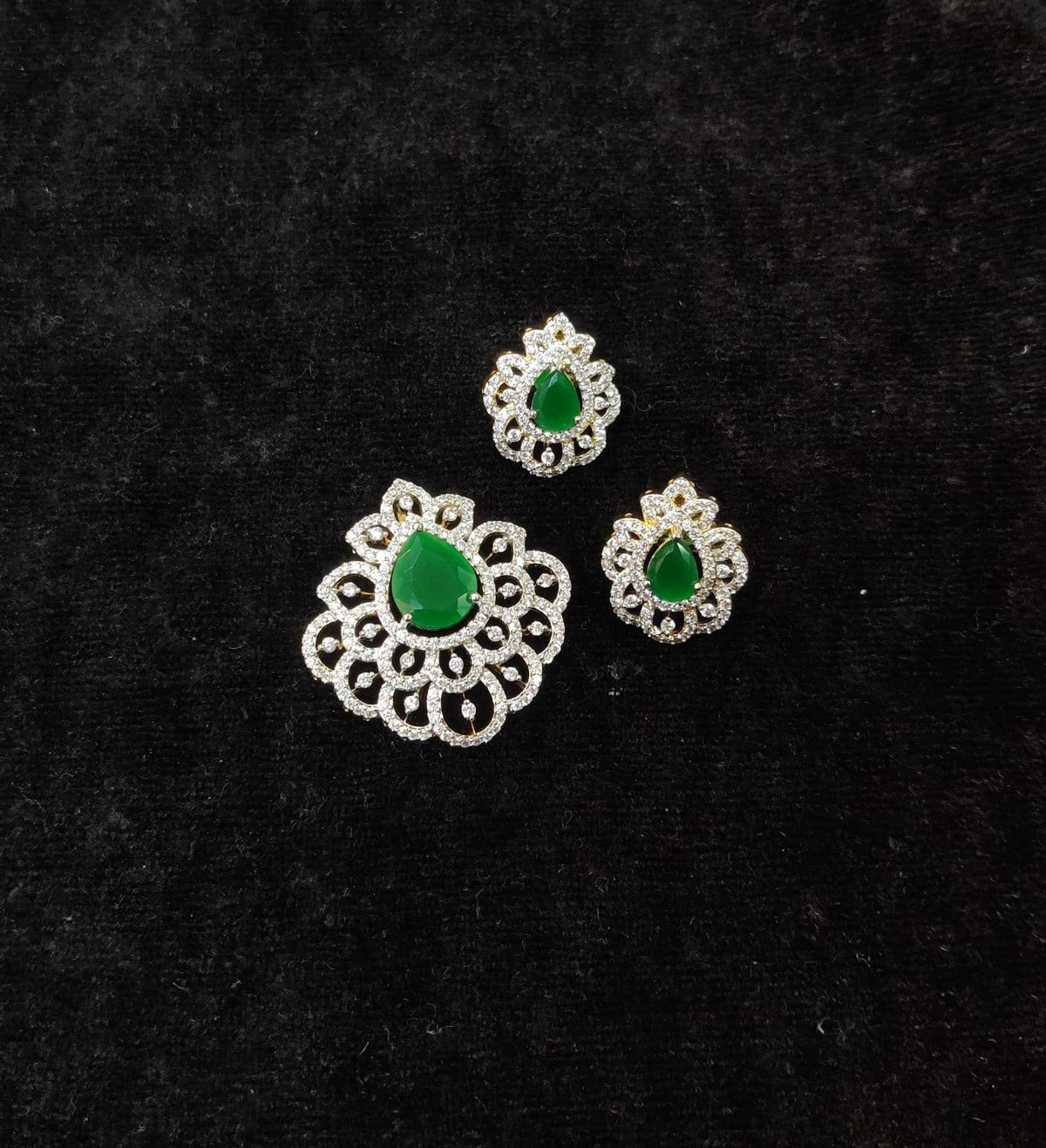 PENDANT SET / LOCKETS Hook pendant set 195 - PE195 DIAMOND EMERALD