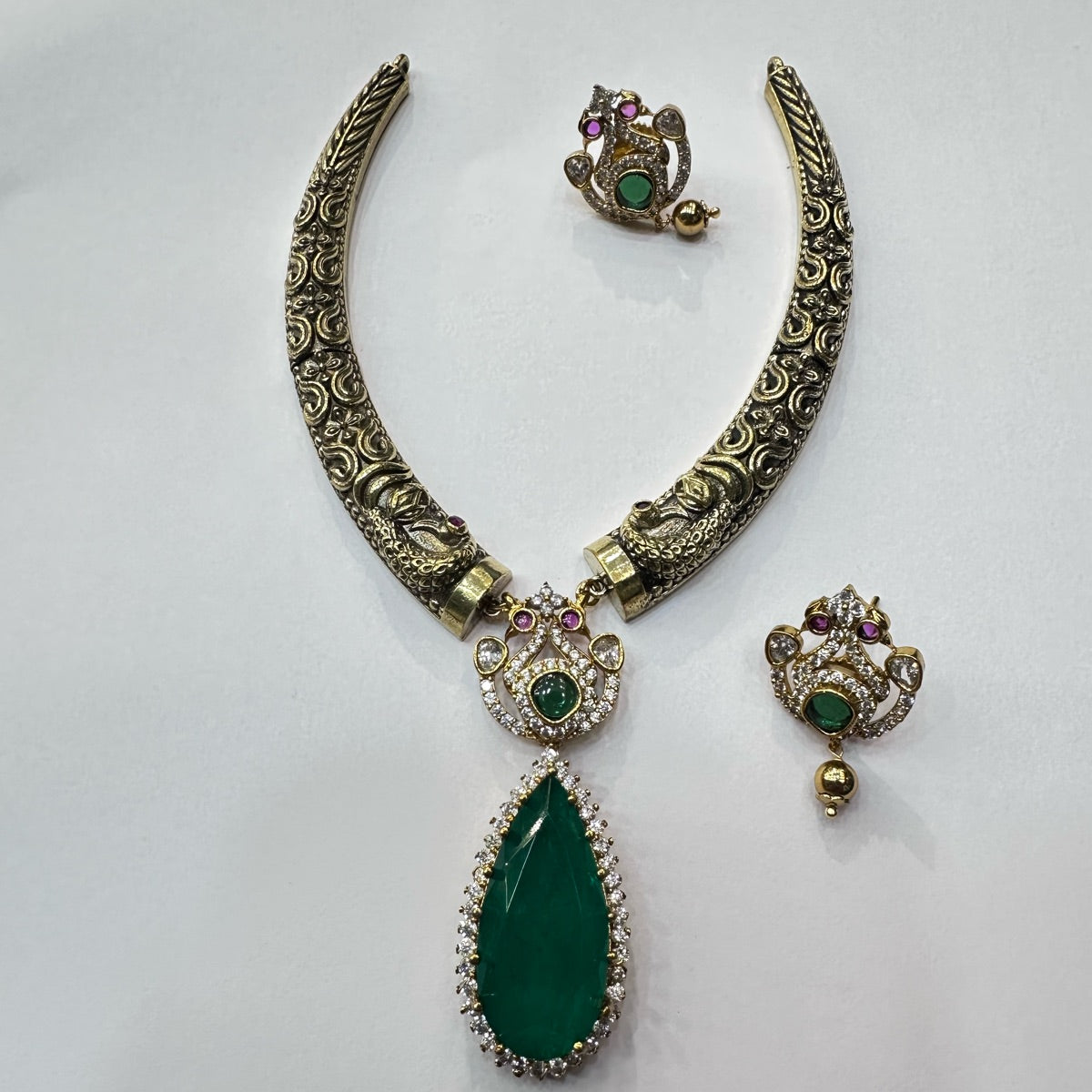 PENDANT SET CHAINS PEACOCK Pendant hasli 150 - PE150 VICKTORIAN  EMERALD