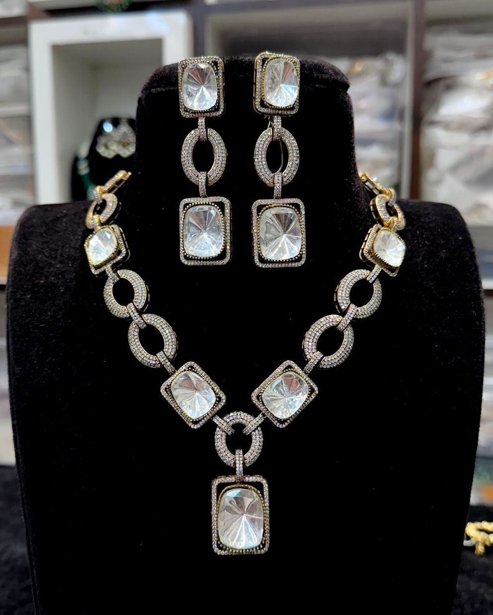 NECKLACE NK056 VICKTORIAN  WHITE