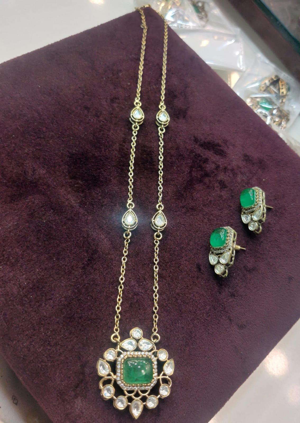 PENDANT SET CHAINS Pendant set 125 VICKTORIAN  EMERALD