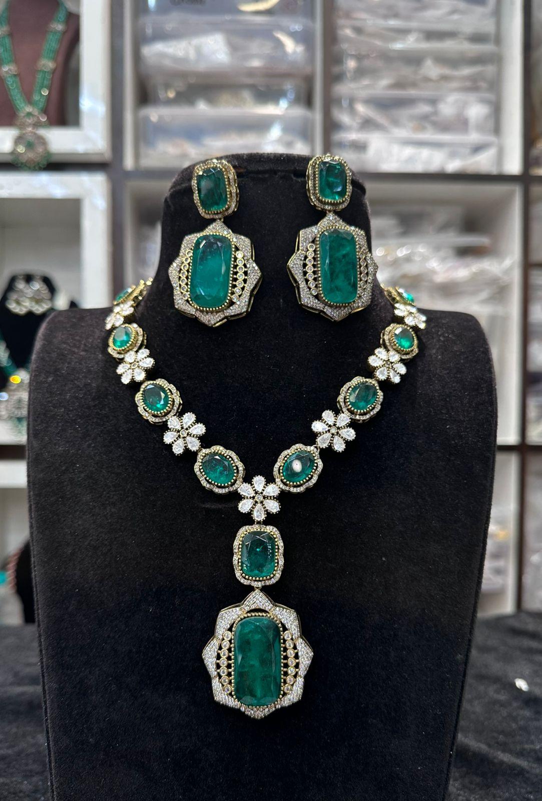 NECKLACE nk057 VICKTORIAN  EMERALD