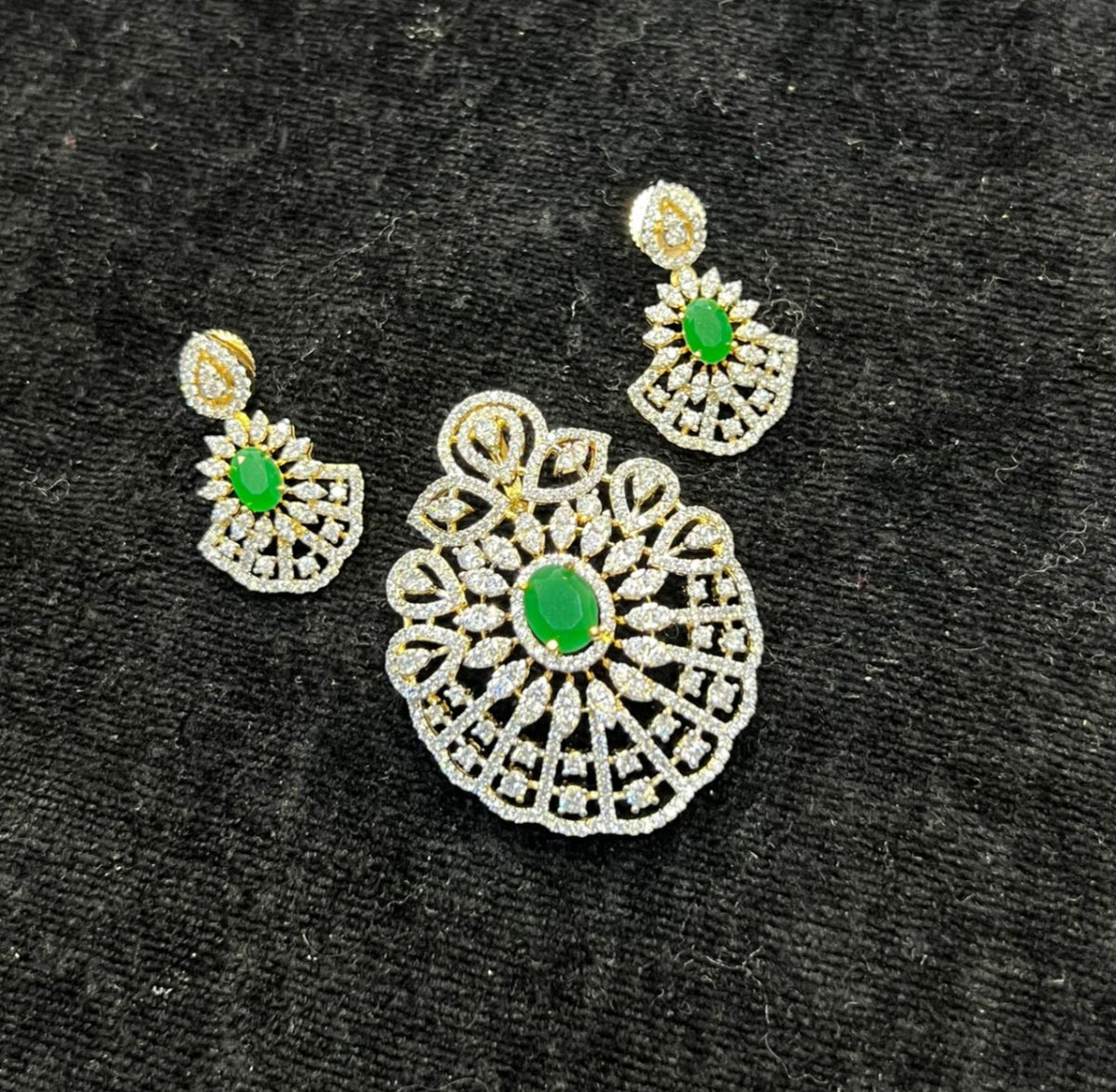 PENDANT SET / LOCKETS Pendant set 249 DIAMOND EMERALD