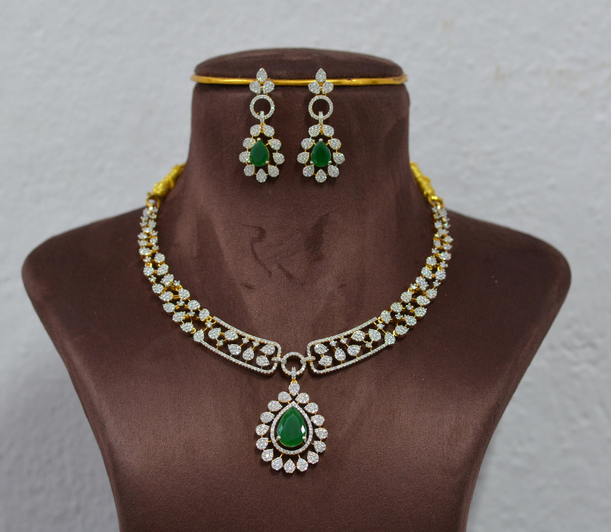 NECKLACE Nk095 DIAMOND  EMERALD
