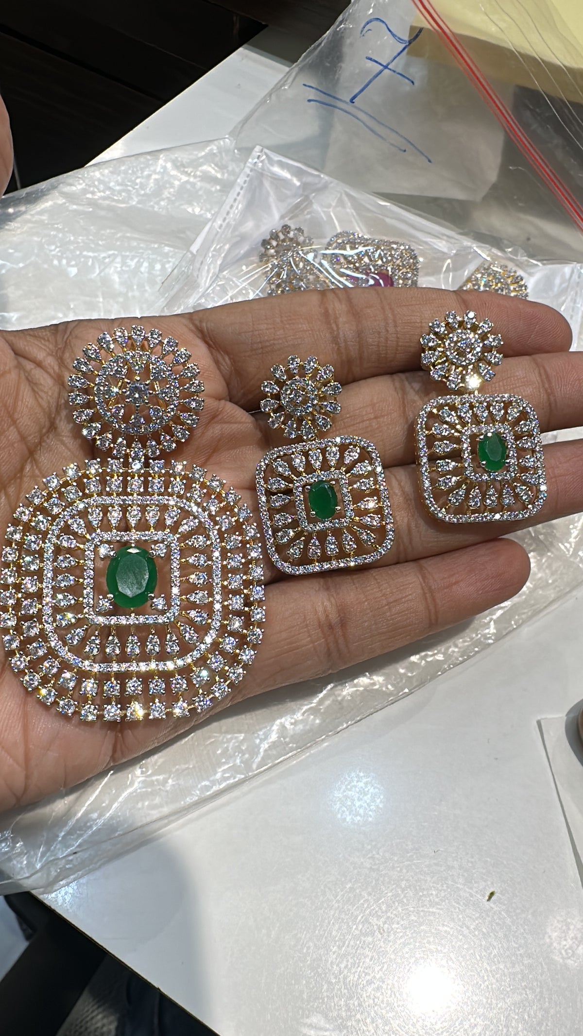 PENDANT SET CHAINS Pendant set 194 DIAMOND EMERALD