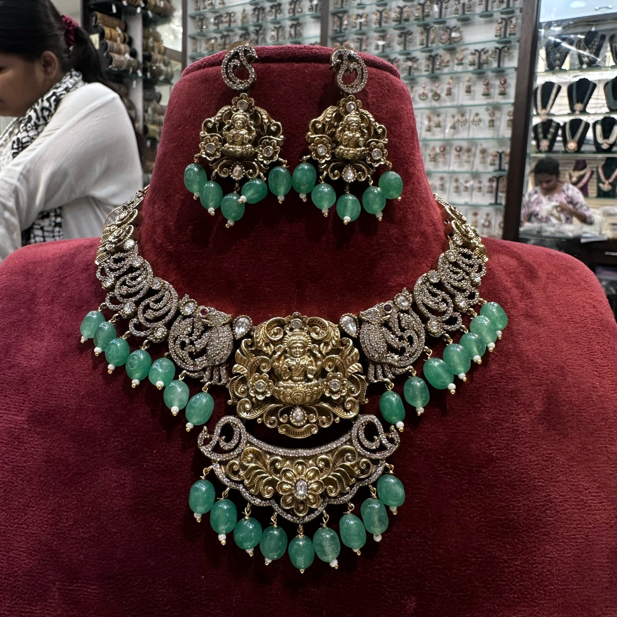 NECKLACE NK152 VICKTORIAN  WHITE