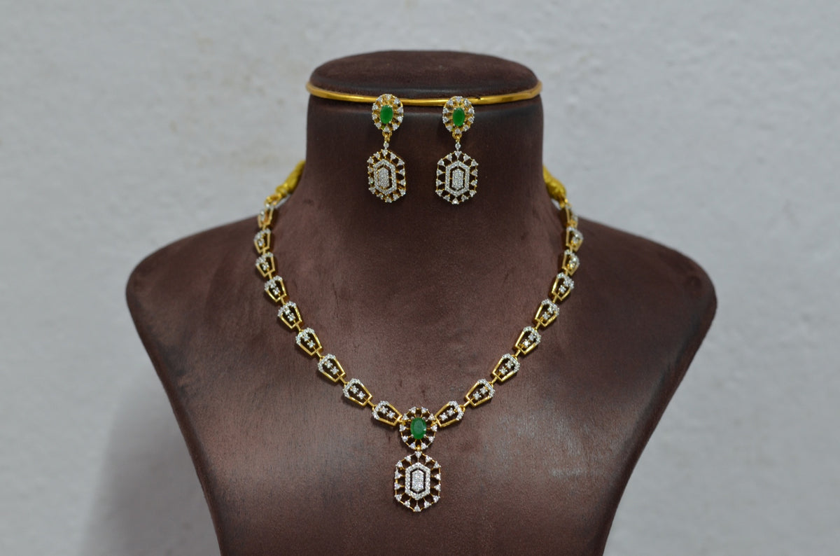 NECKLACE NECKLACE 412 DIAMOND  EMERALD