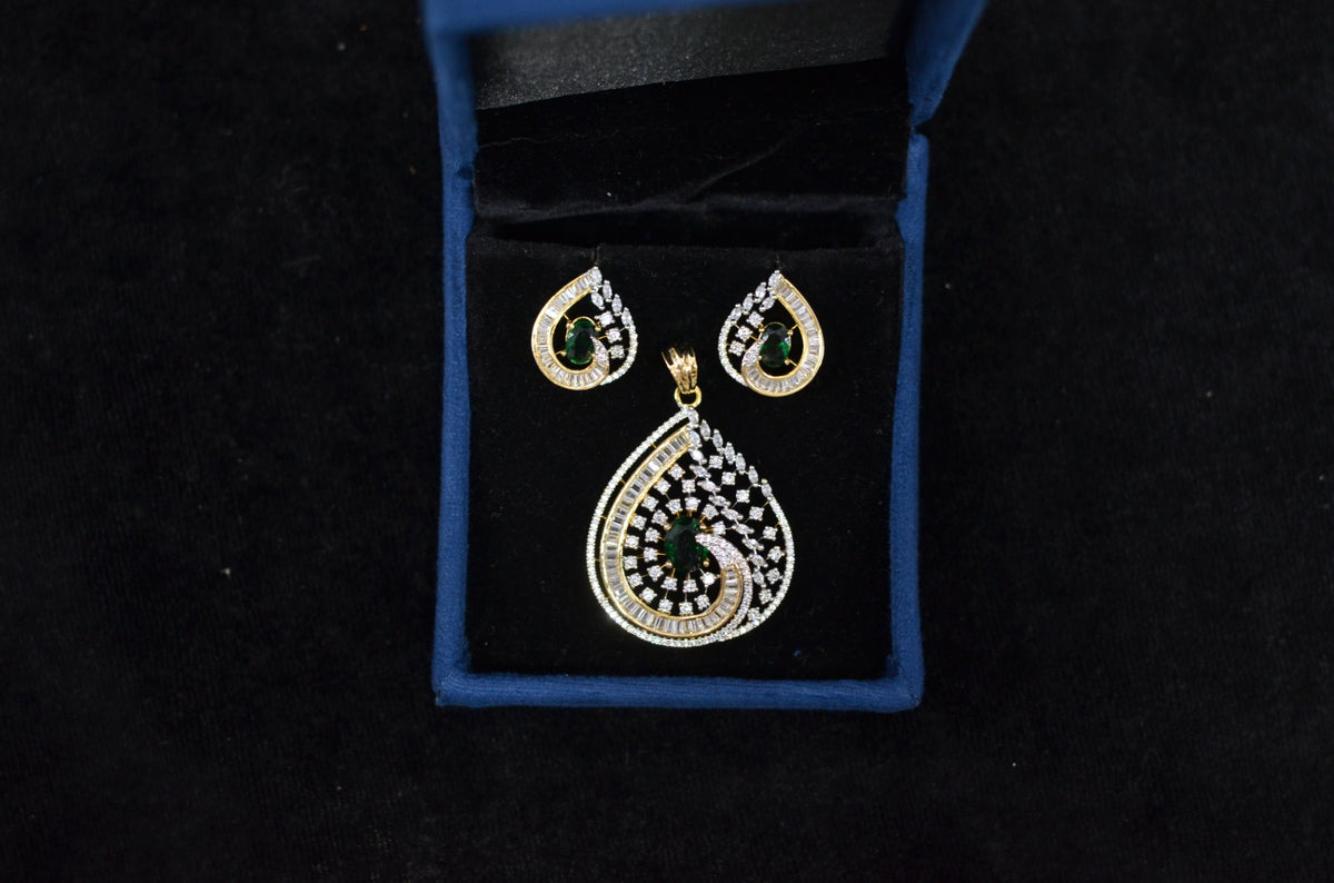 PENDANT SET / LOCKETS Pendant set 225 DIAMOND EMERALD