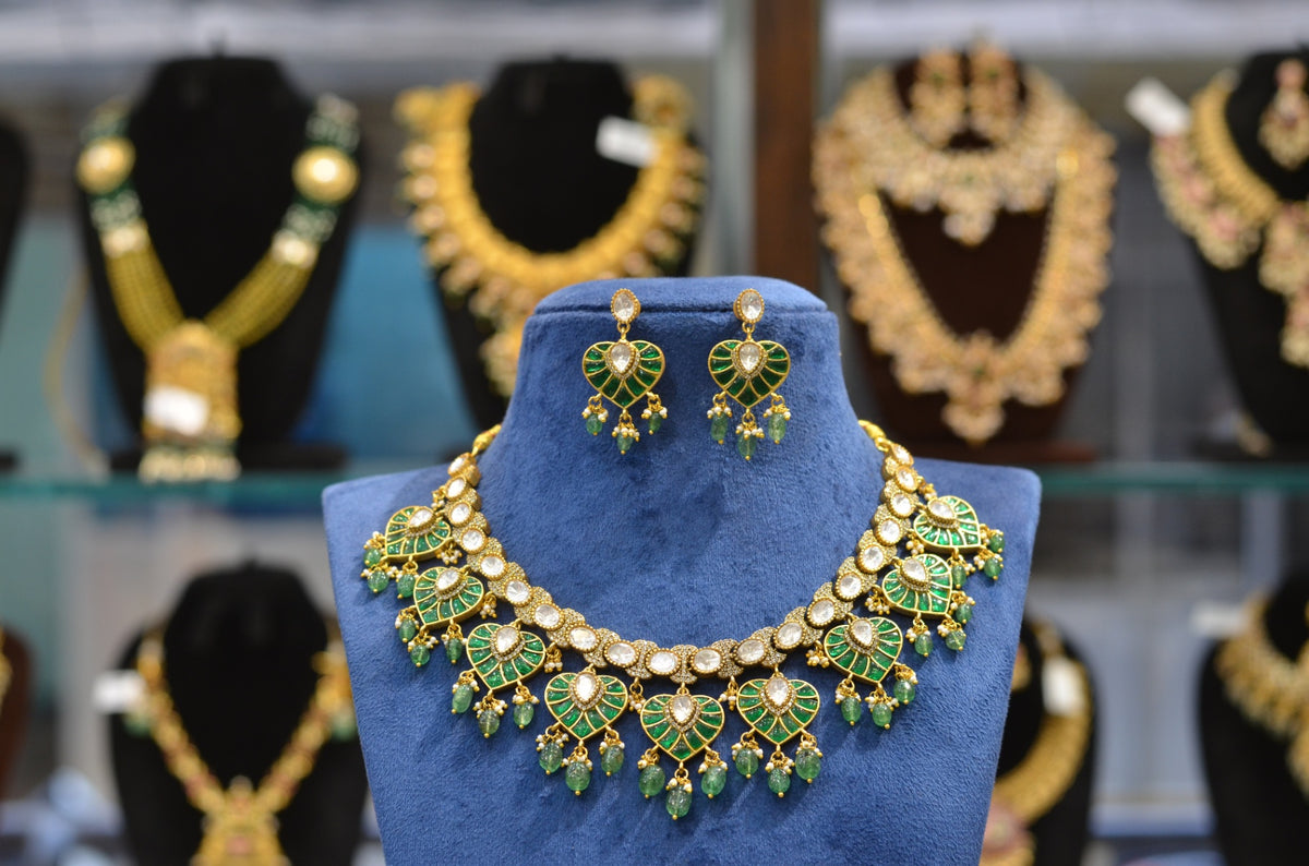 NECKLACE Necklace 748 Mozonite With Victorian Polish EMERALD