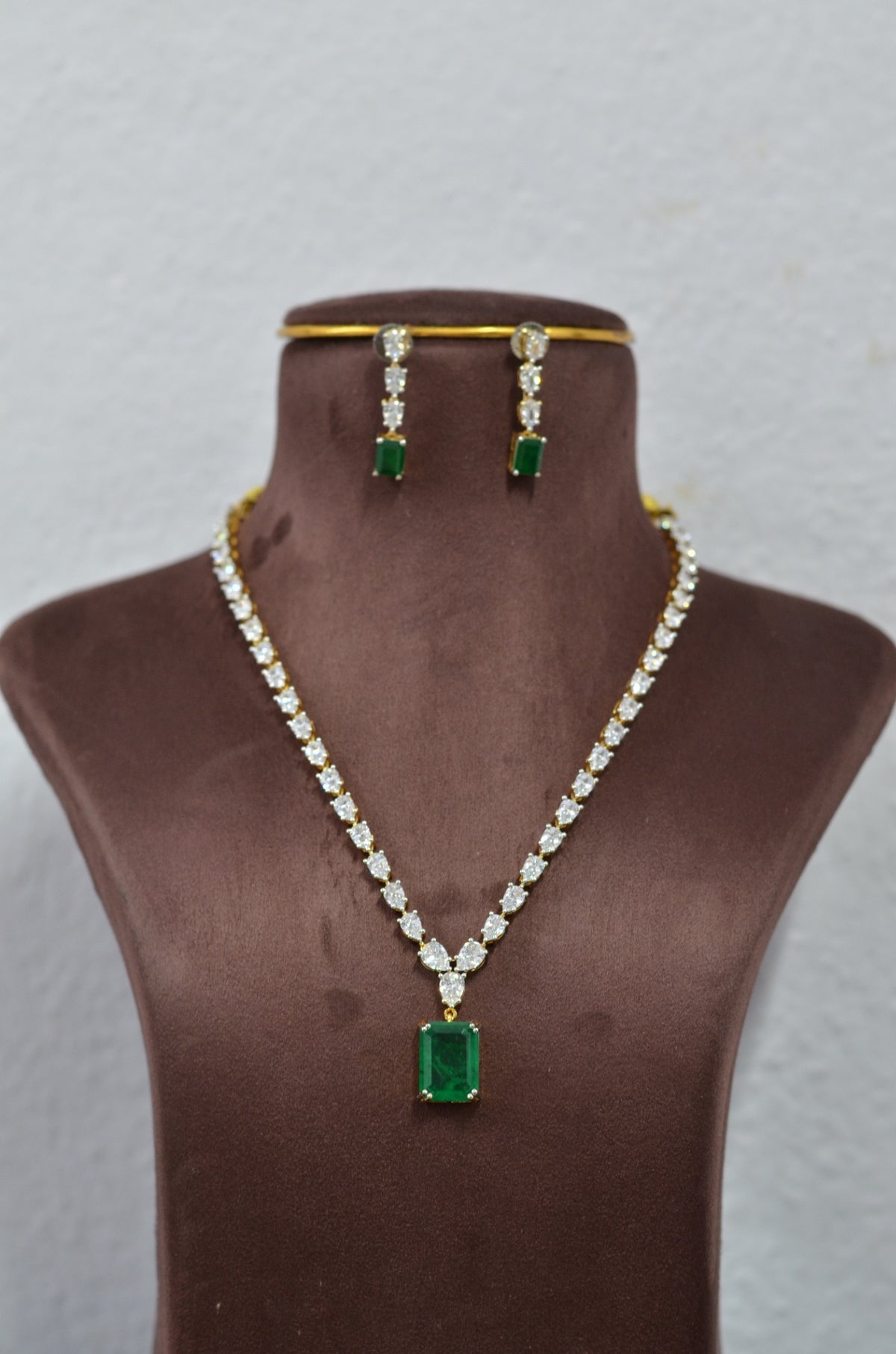 NECKLACE NK053 DIAMOND  EMERALD