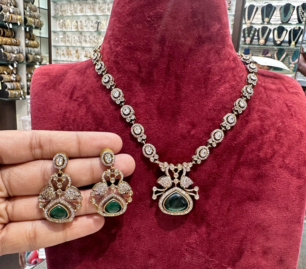 NECKLACE NK423 VICKTORIAN  EMERALD