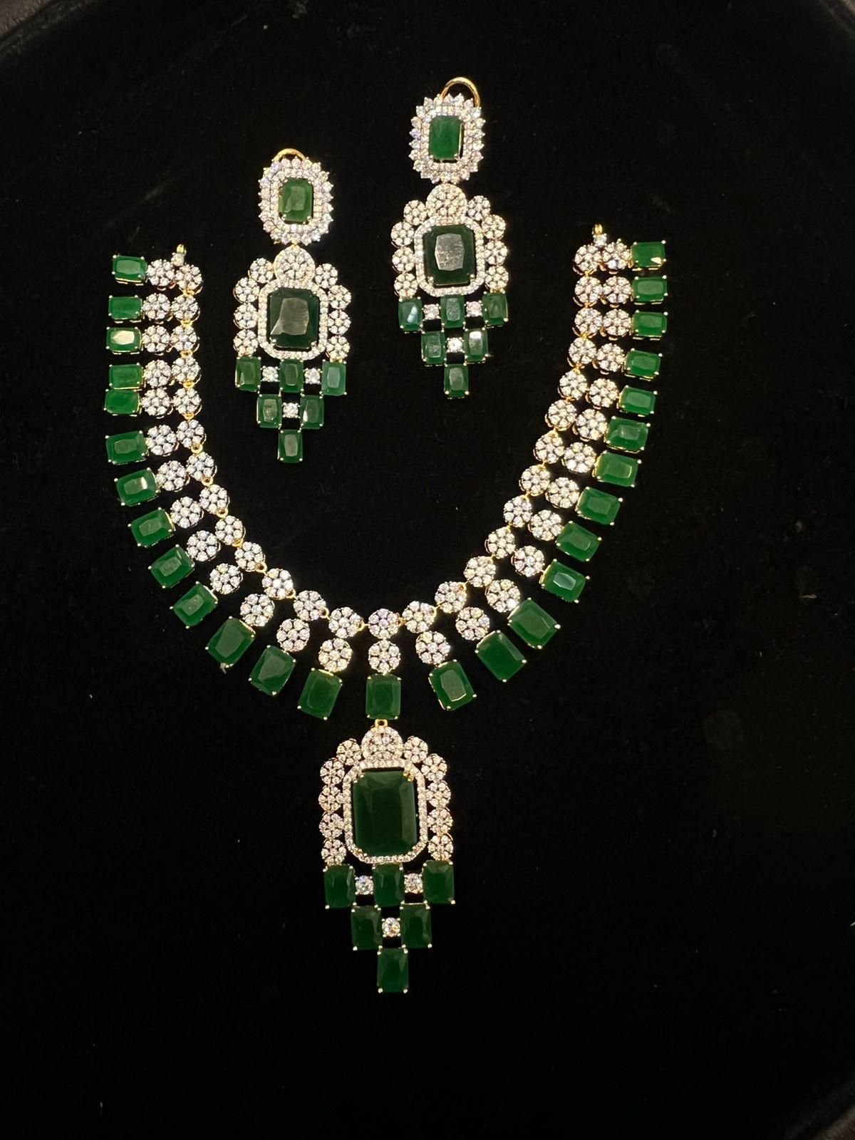 NECKLACE NECKLACE 465 DIAMOND  EMERALD