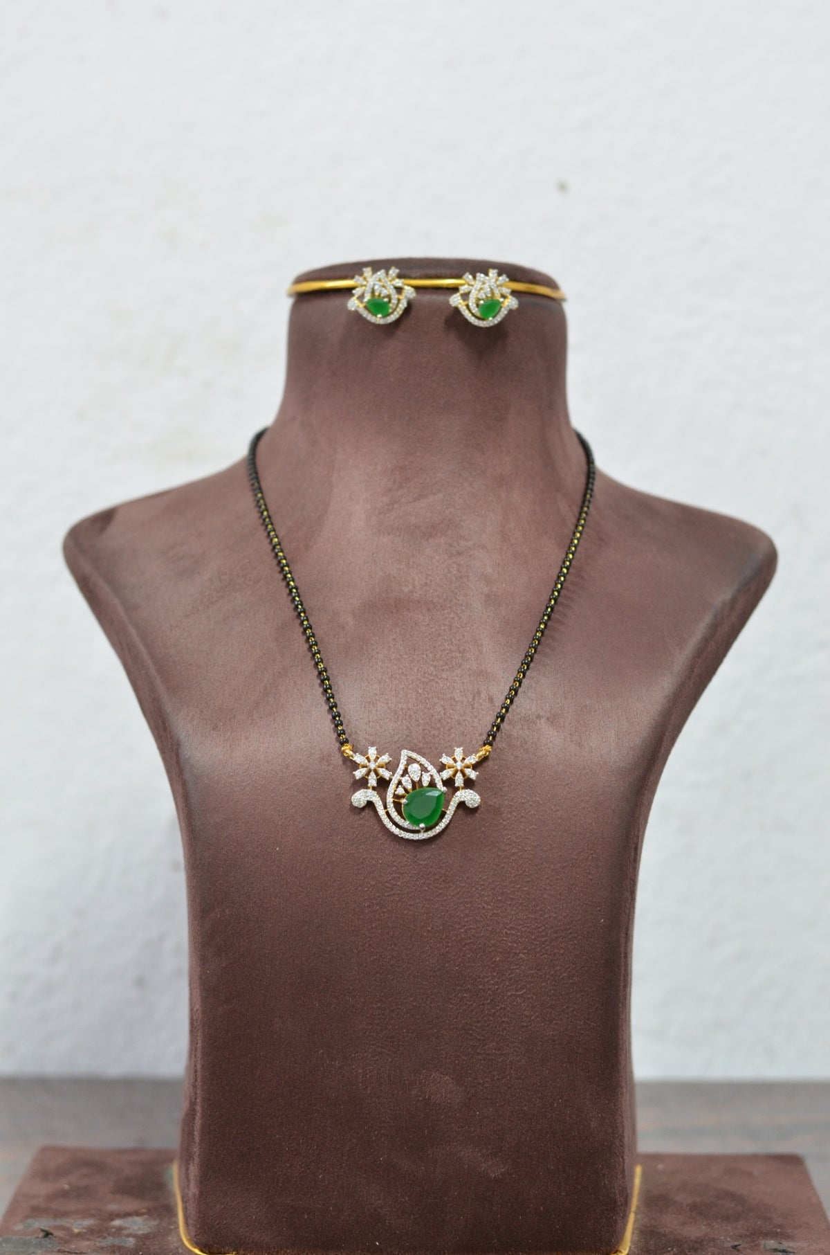 MANGALSUTRA mangalsutra 050 DIAMOND EMERALD